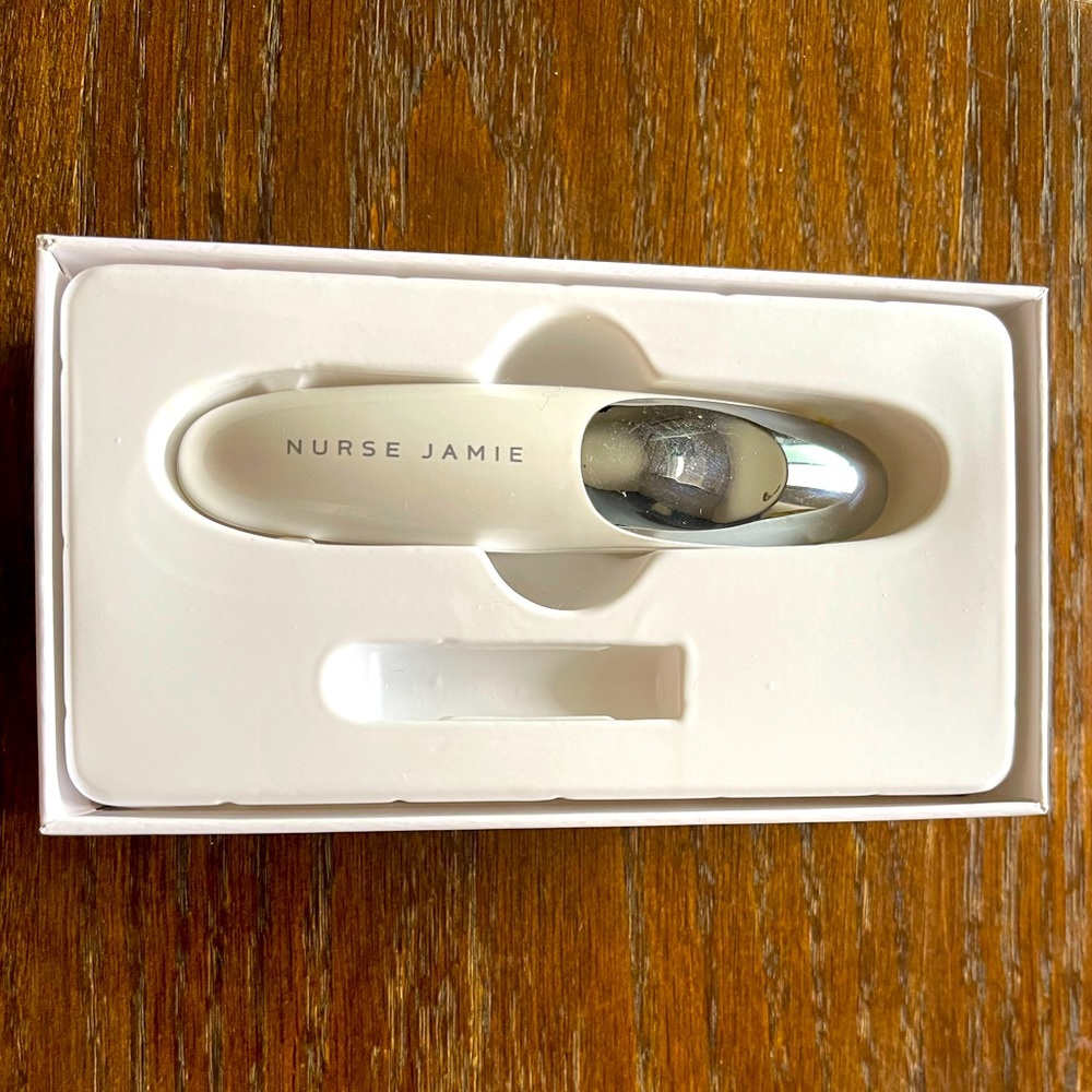 Eyeonix eye massaging beauty tool by nurse Jamie